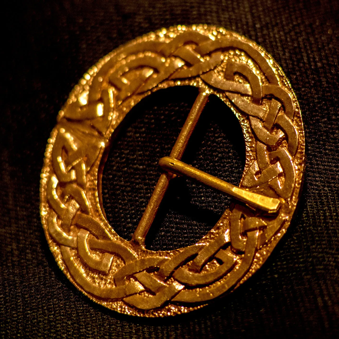 Large round Celtic KNOT Buckle - B-35
